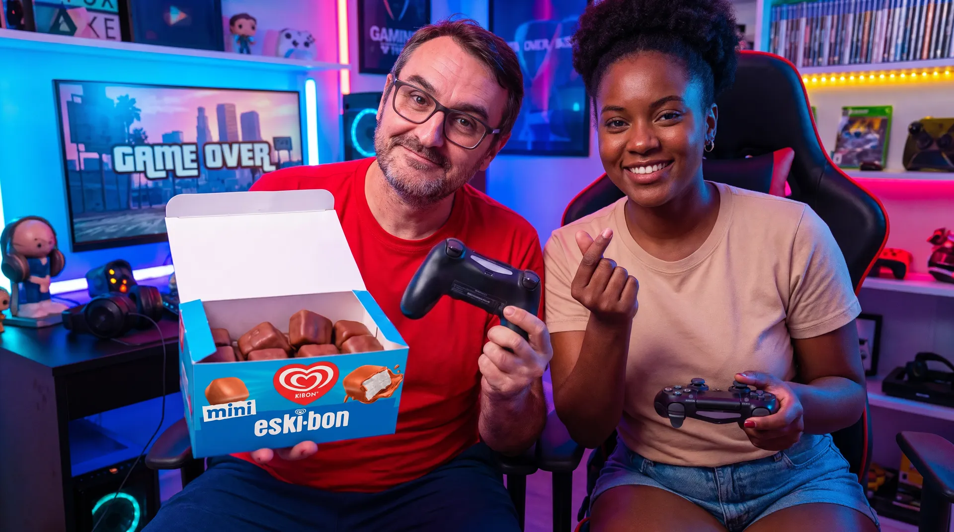 Casal de gamers segurando uma caixa de Mini Eski-Bon em um quarto gamer iluminado por neon — imagem gerada por IA.